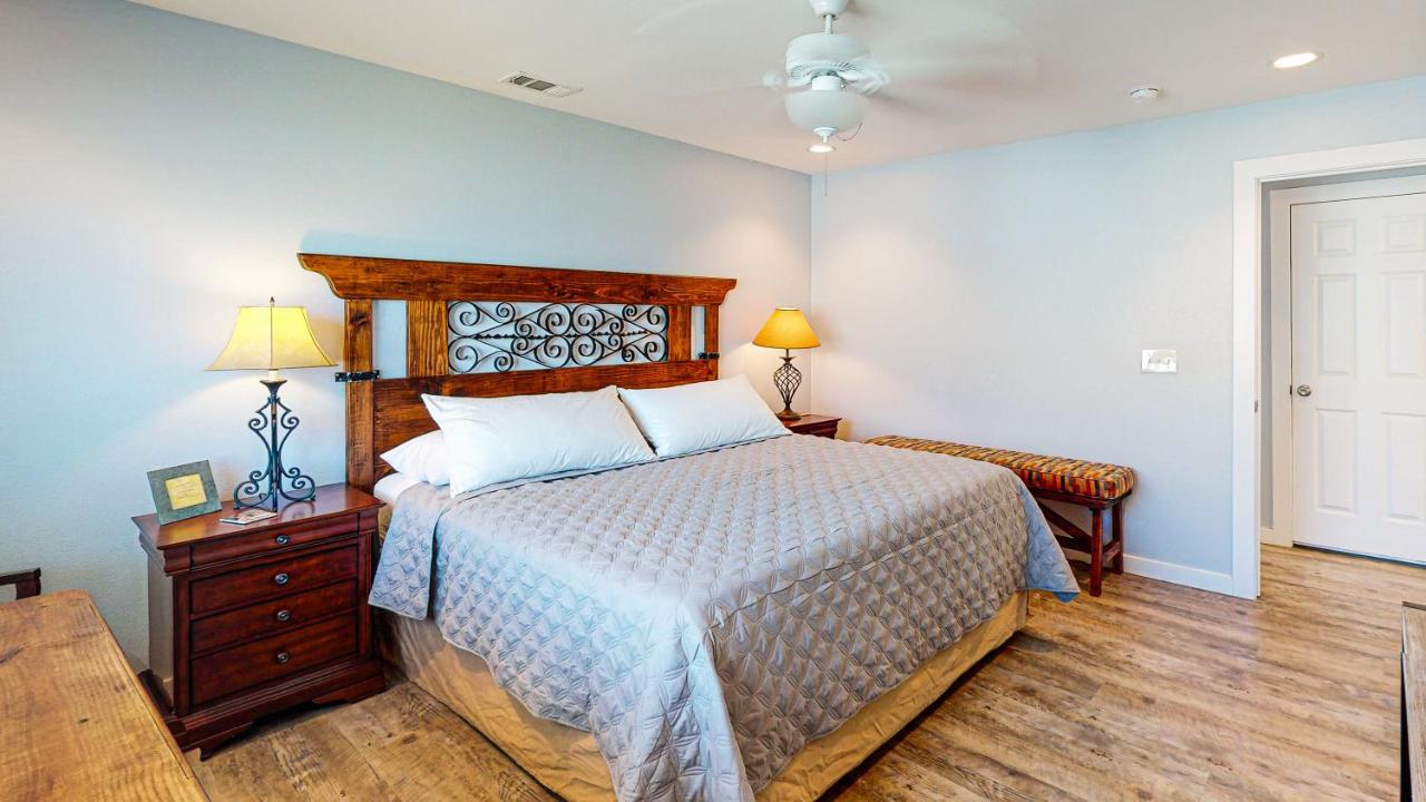 Ah-E217 Remodeled Second Floor Condo, Across From The Shared Pool & Hot Tub Port Aransas Exterior photo