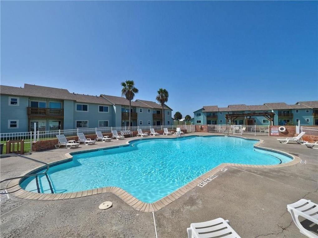 Ah-E217 Remodeled Second Floor Condo, Across From The Shared Pool & Hot Tub Port Aransas Exterior photo