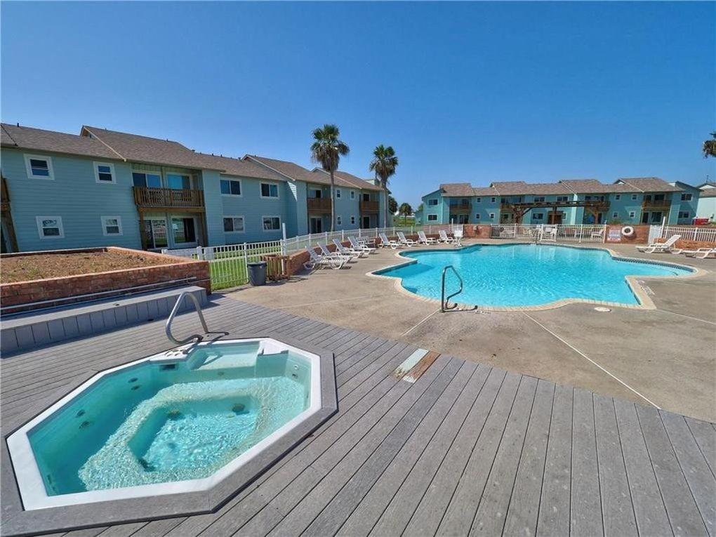 Ah-E217 Remodeled Second Floor Condo, Across From The Shared Pool & Hot Tub Port Aransas Exterior photo