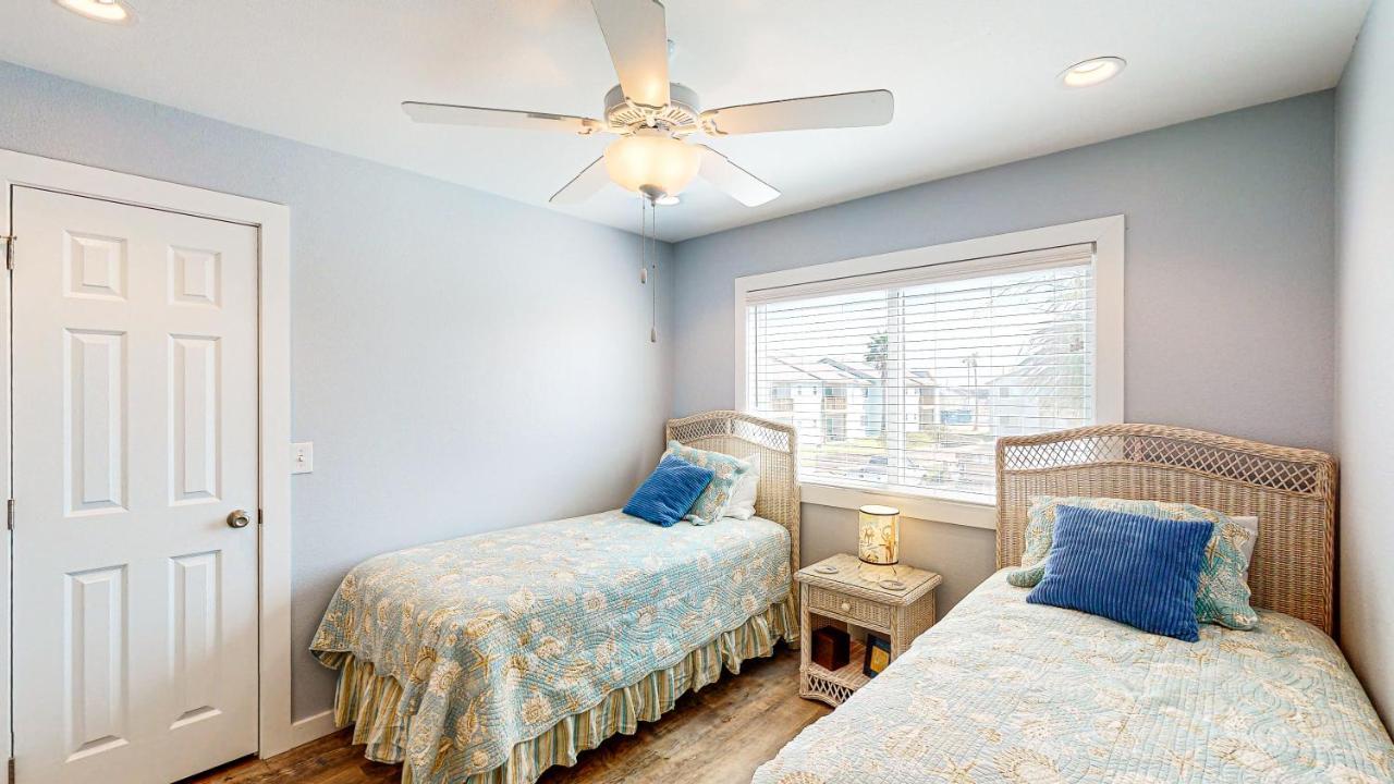 Ah-E217 Remodeled Second Floor Condo, Across From The Shared Pool & Hot Tub Port Aransas Exterior photo